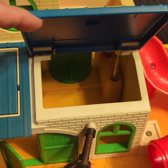 #11 Sesame Street Clubhouse #937, slide & figures, little people Fisher Price - Picture 9 of 16